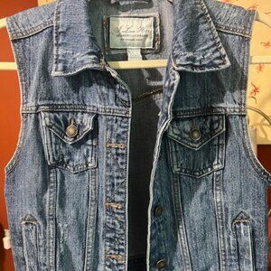 Denim Vest//Tag says small//Blue